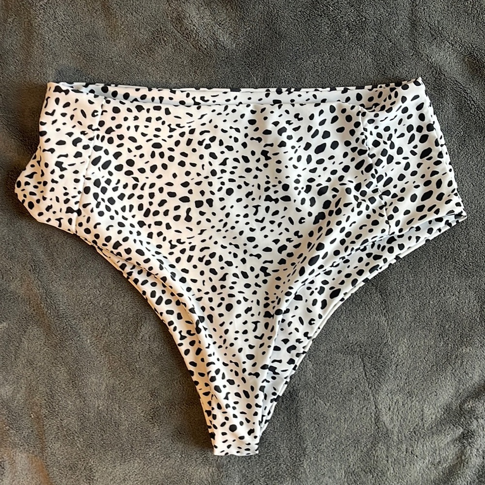 Shein bathing suit bottoms. Size large.